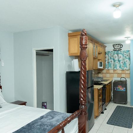 Finest Accommodation Oxford Manor One Bedroom Apt # 27 金斯敦 外观 照片