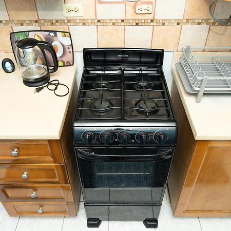 Finest Accommodation Oxford Manor One Bedroom Apt # 27 金斯敦 外观 照片