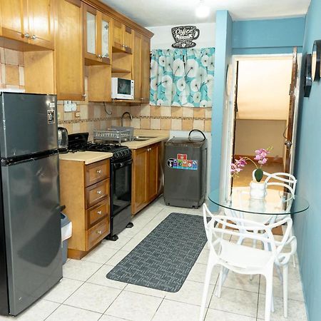Finest Accommodation Oxford Manor One Bedroom Apt # 27 金斯敦 外观 照片