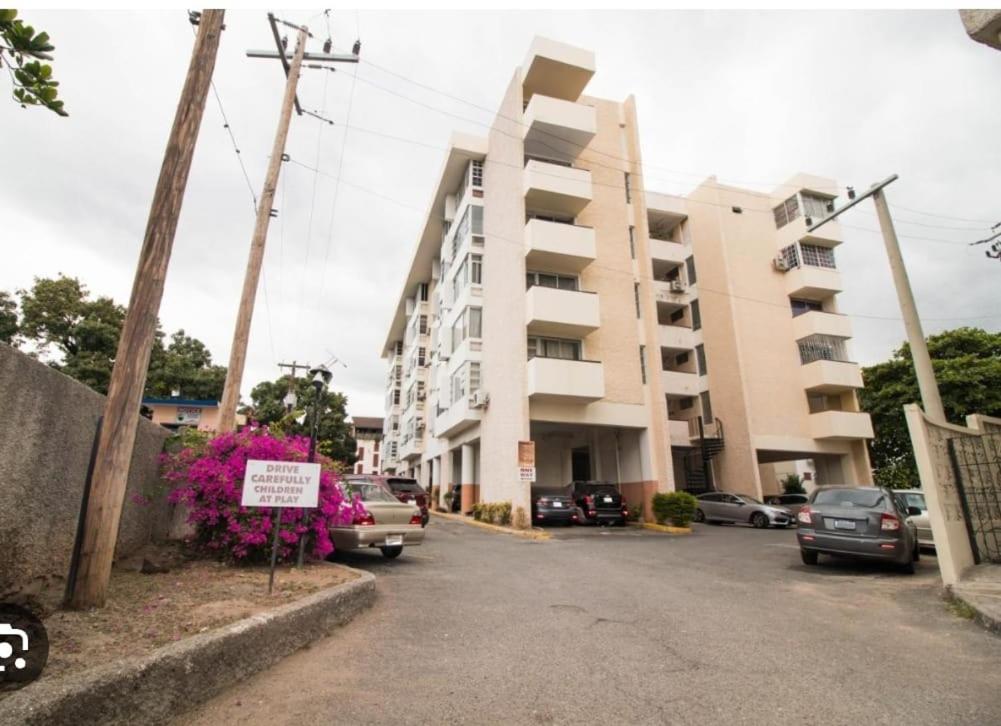 Finest Accommodation Oxford Manor One Bedroom Apt # 27 金斯敦 外观 照片