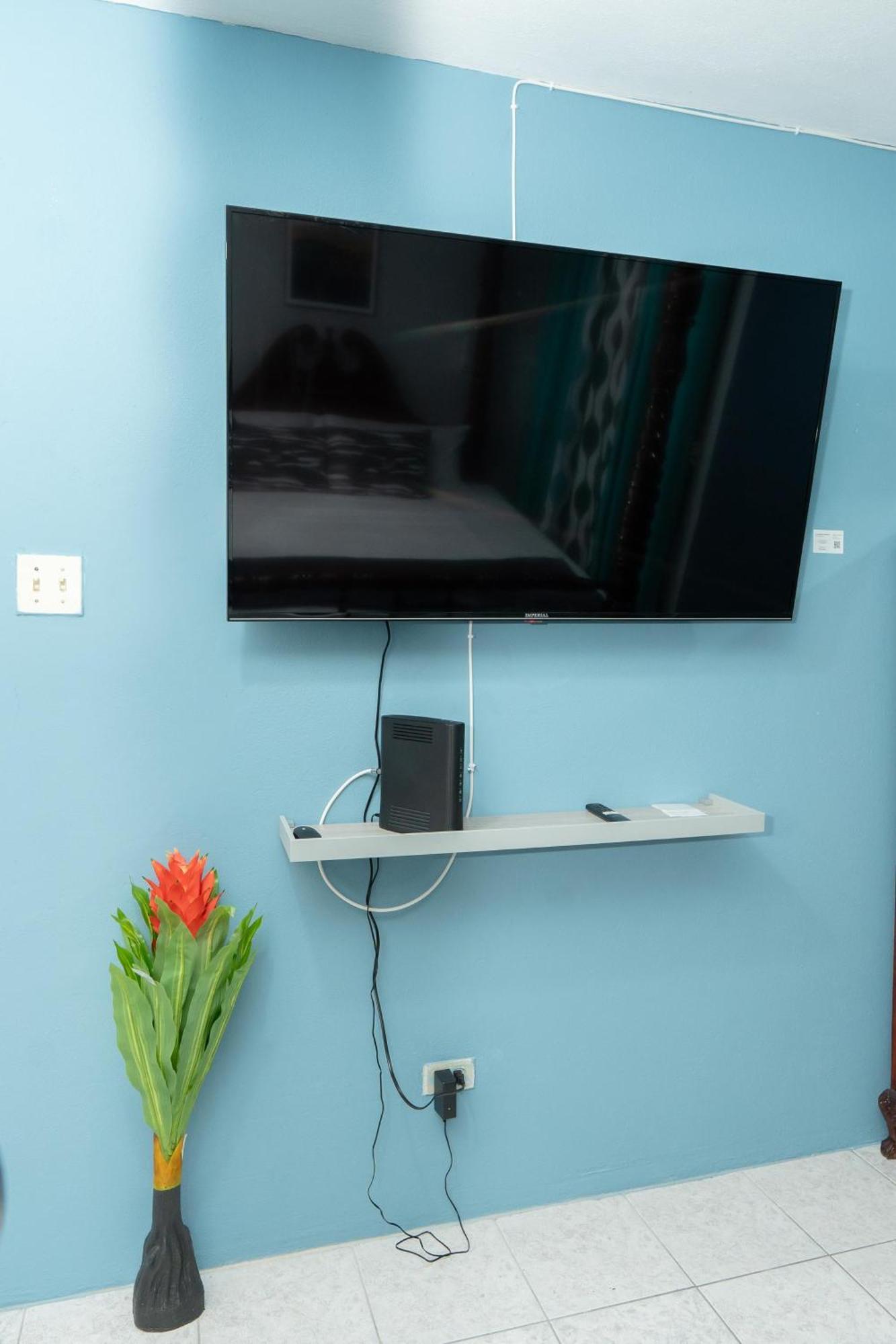 Finest Accommodation Oxford Manor One Bedroom Apt # 27 金斯敦 外观 照片