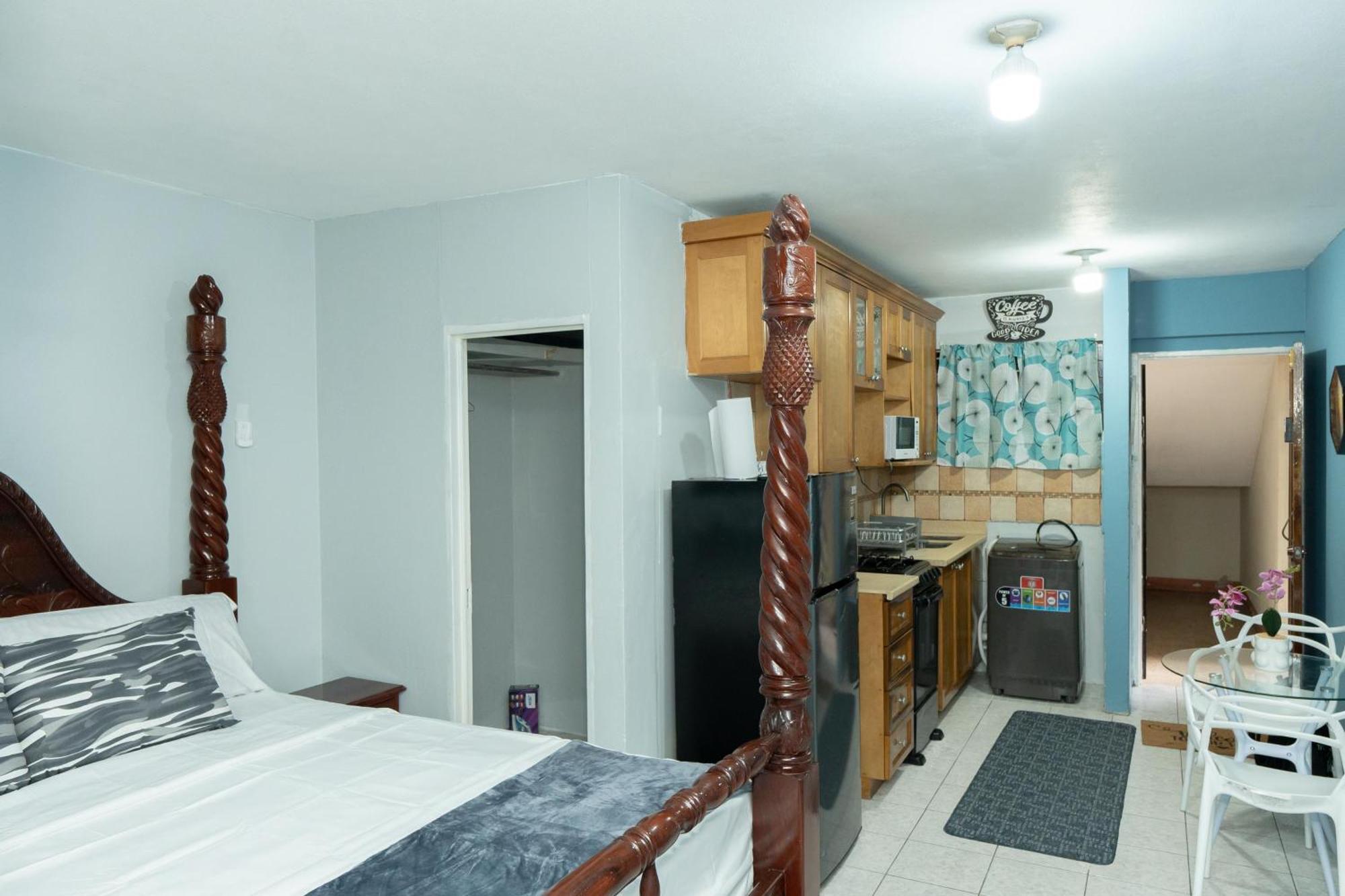 Finest Accommodation Oxford Manor One Bedroom Apt # 27 金斯敦 外观 照片