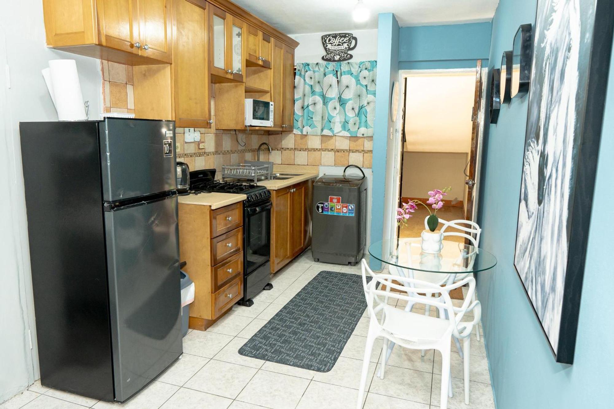 Finest Accommodation Oxford Manor One Bedroom Apt # 27 金斯敦 外观 照片