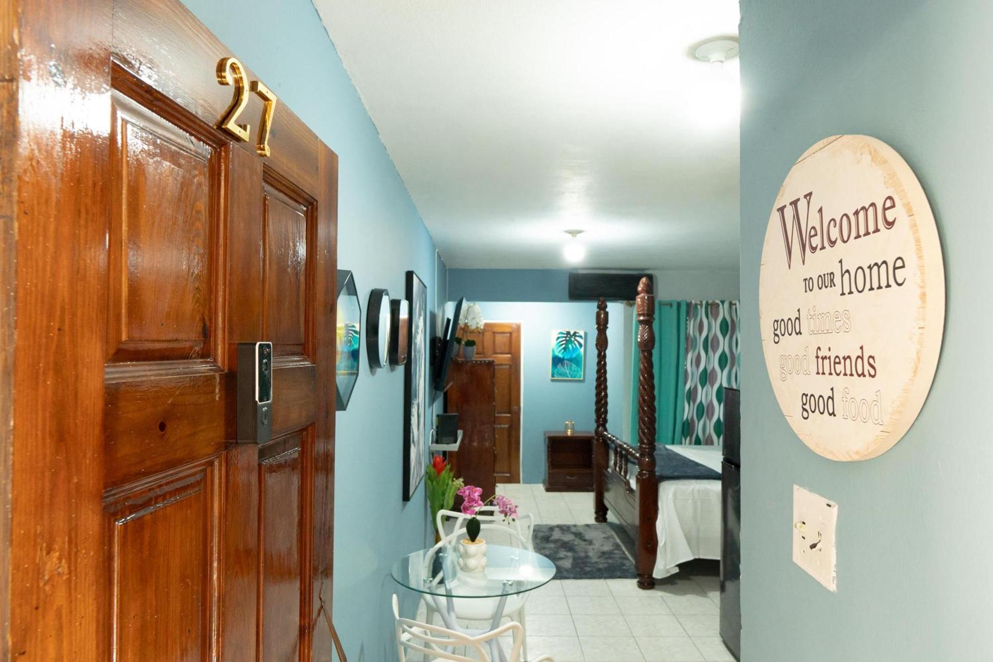 Finest Accommodation Oxford Manor One Bedroom Apt # 27 金斯敦 外观 照片