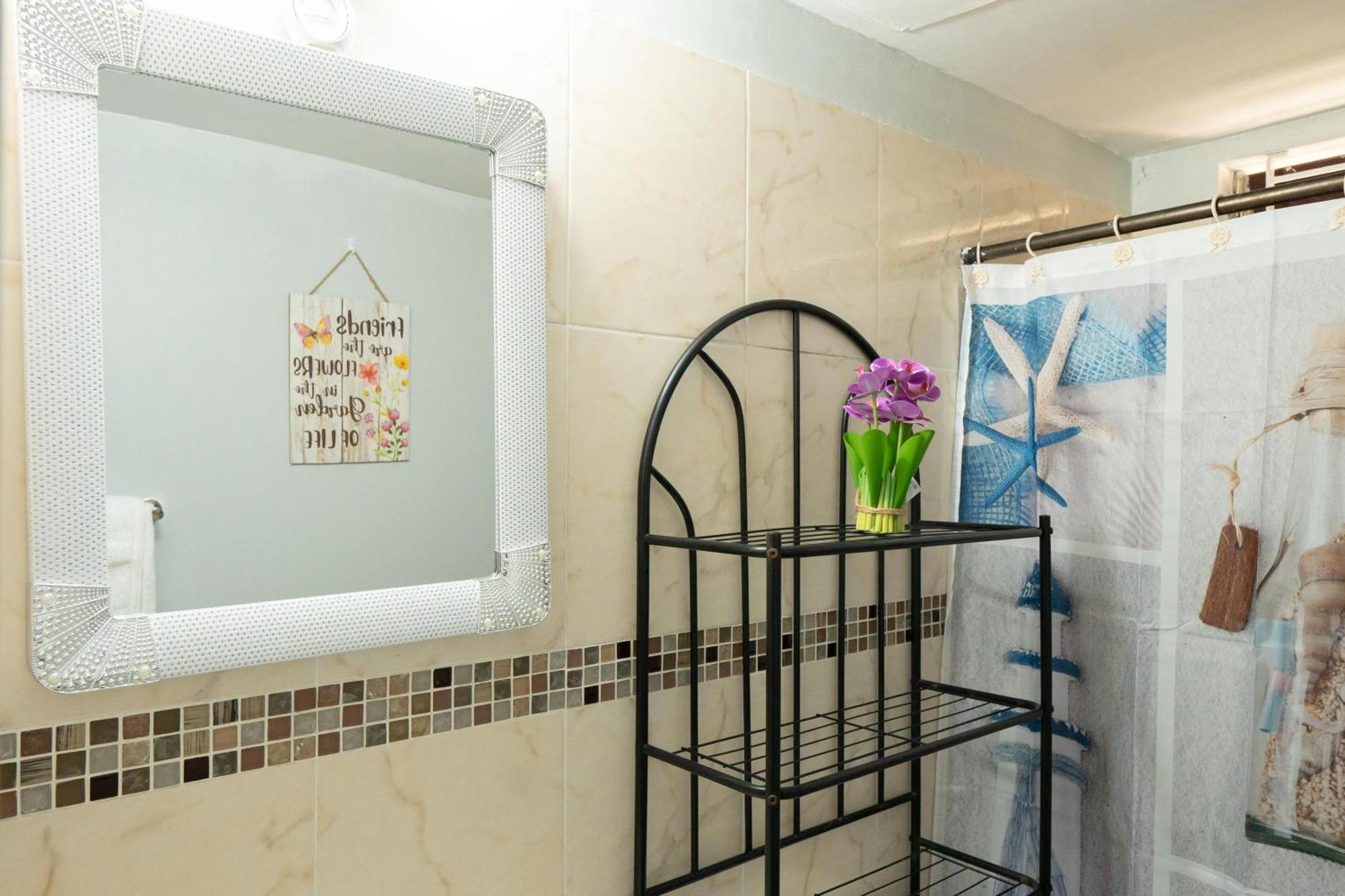 Finest Accommodation Oxford Manor One Bedroom Apt # 27 金斯敦 外观 照片