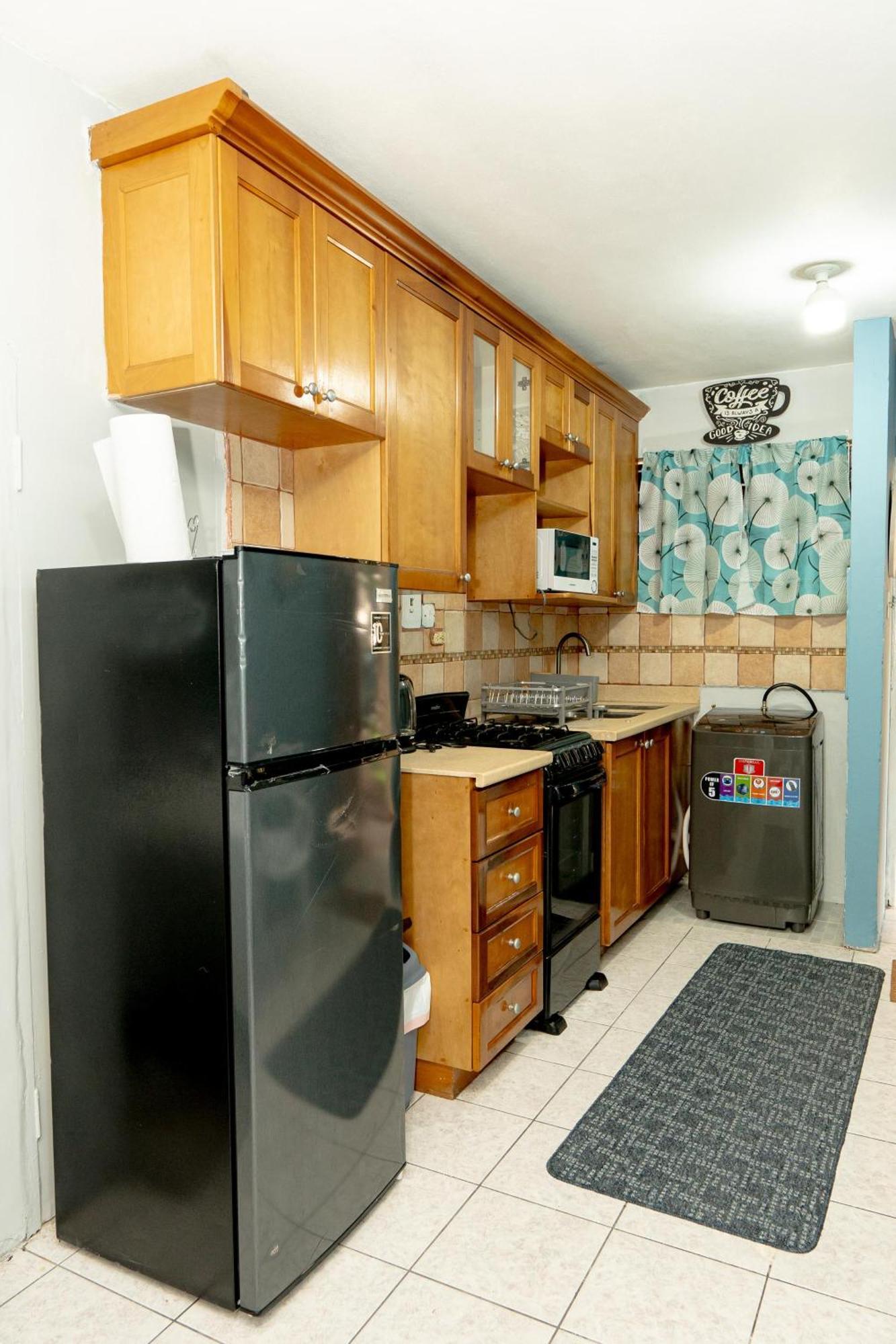 Finest Accommodation Oxford Manor One Bedroom Apt # 27 金斯敦 外观 照片