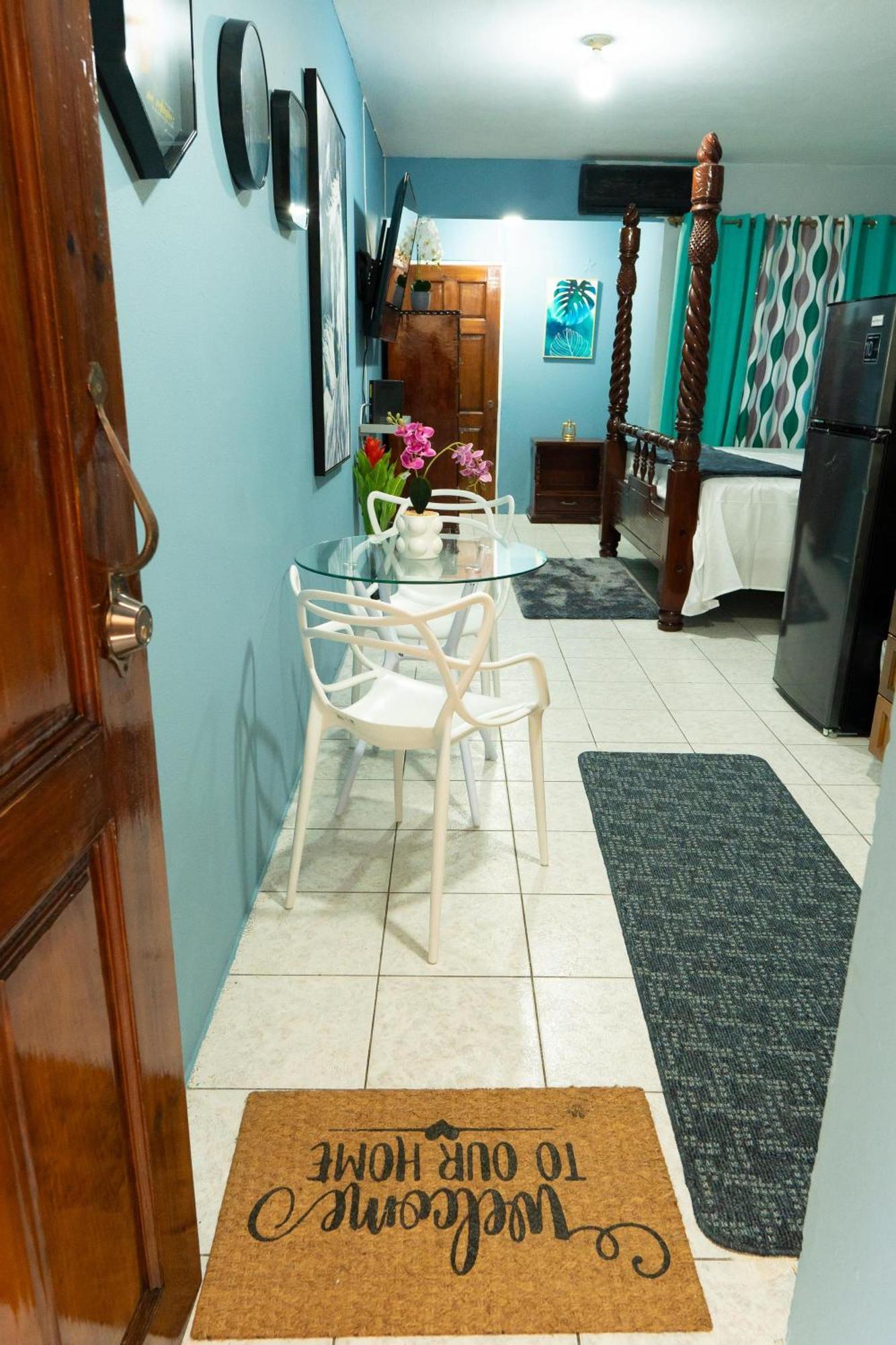 Finest Accommodation Oxford Manor One Bedroom Apt # 27 金斯敦 外观 照片